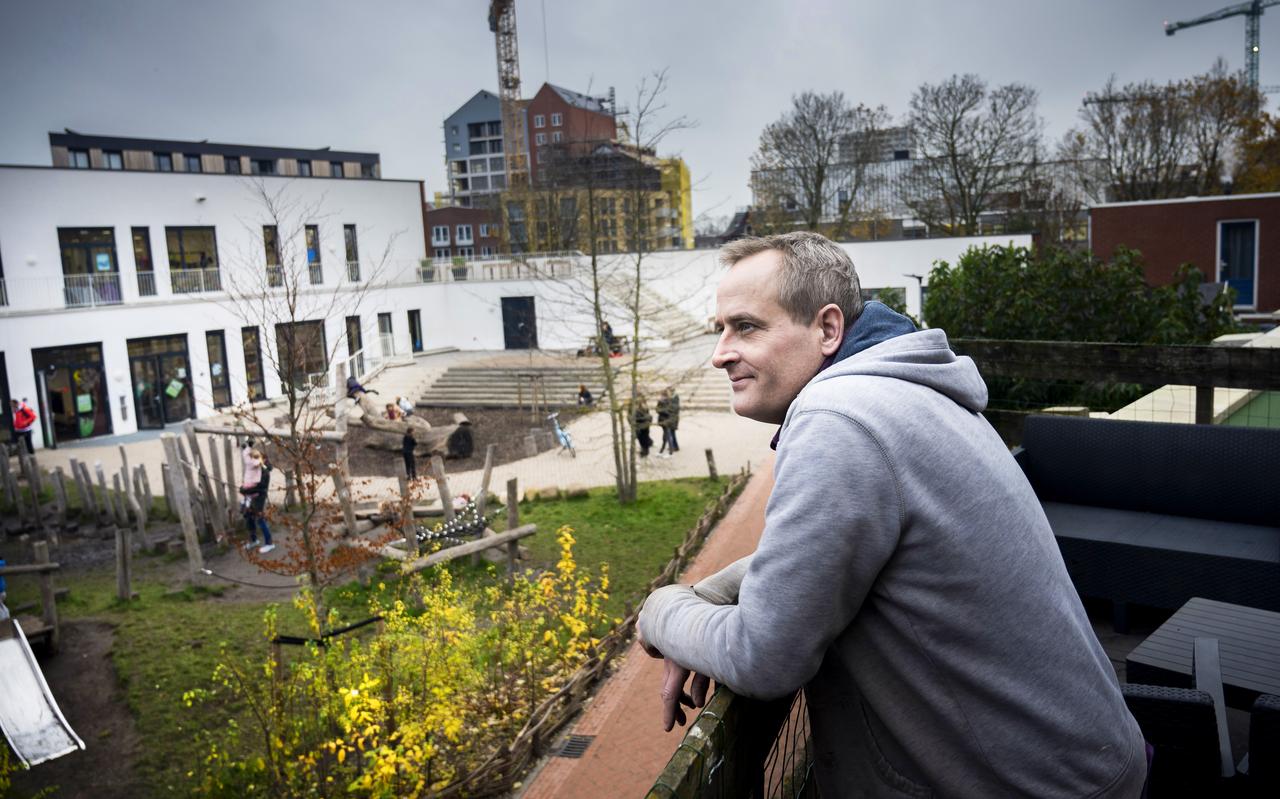 Daniël Ninck Blok woont en werkt aan de Bloemstraat. Sinds enkele jaren staat IKC Borgman Ebbinge bijna in zijn achtertuin. Daniël Ninck Blok woont en werkt aan de Bloemstraat. Sinds enkele jaren staat IKC Borgman Ebbinge bijna in zijn achtertuin.