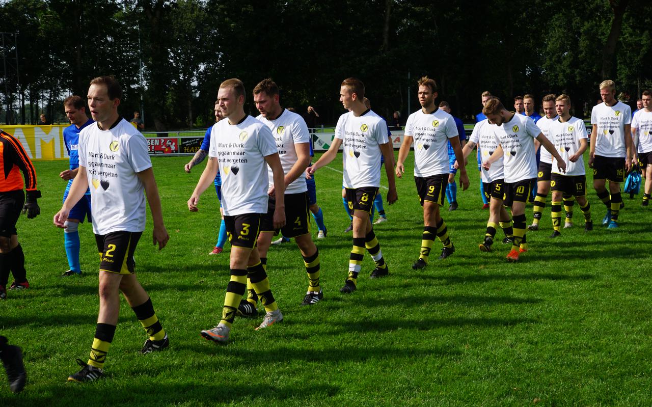 De spelers van vv Buinen komen het veld op in speciale shirts met daarop de namen van de twee om het leven gekomen spelers.                                                     