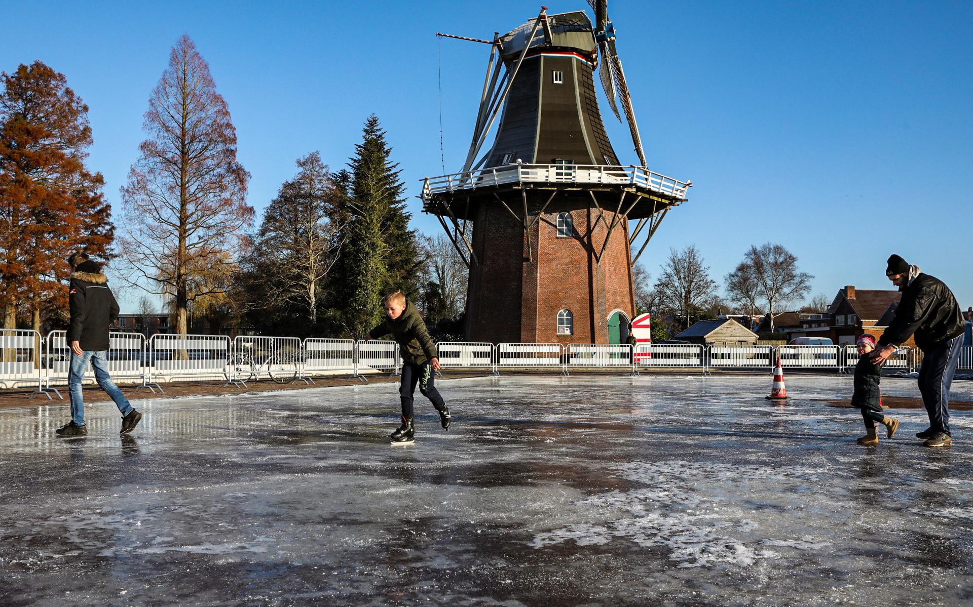 Pekela rijdt scheve schaats met aanleg ijsbaan op Raadhuisplein in Pekela want niet waterpas - Dagblad van het Noorden