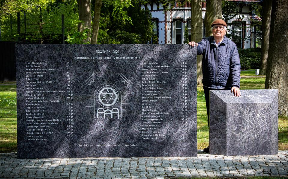 Jaap Spanninga bij 'zijn' Joods monument in Ter Apel.