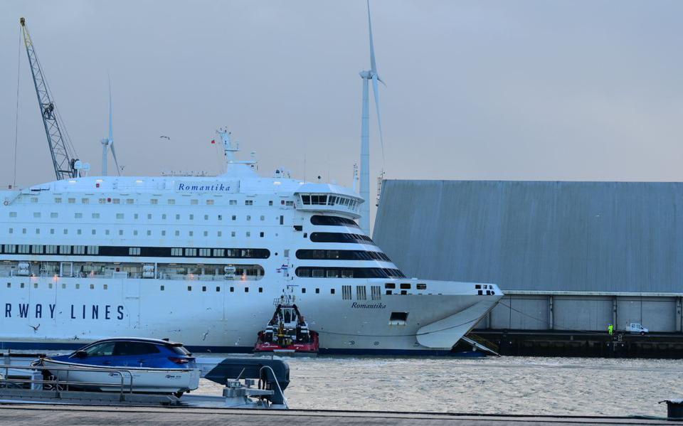 De MS Romantika is naar een rustiger deel van de Eemshaven gegaan nadat het door harde wind lossloeg van de kade.