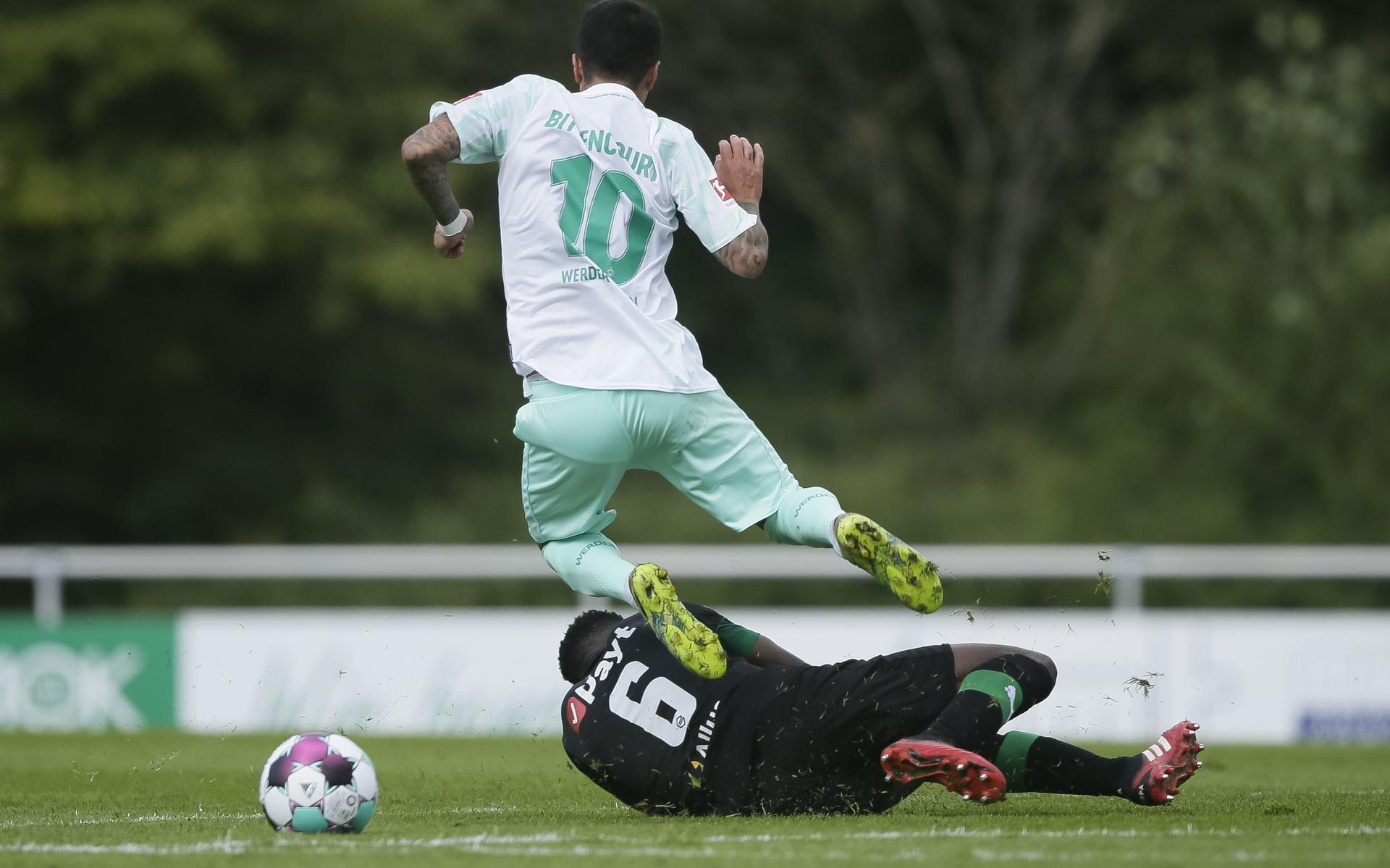 Leonardo Bittencourt van Werder Bremen in duel met Azor Matusiwa van FC Groningen.