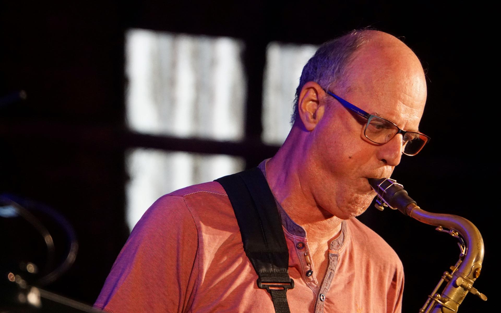Frans Vermeerssen op de planken met Workin' Relaxin' Cookin' Steamin' bij Jazz in (kerkje) Feerwerd