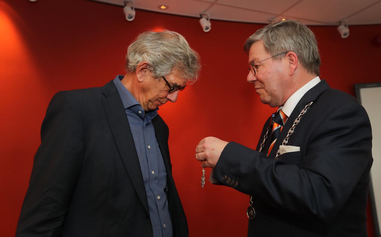 Oud burgemeester van Veendam Ab Meijerman geridderd door de huidige burgemeester Berry Link.