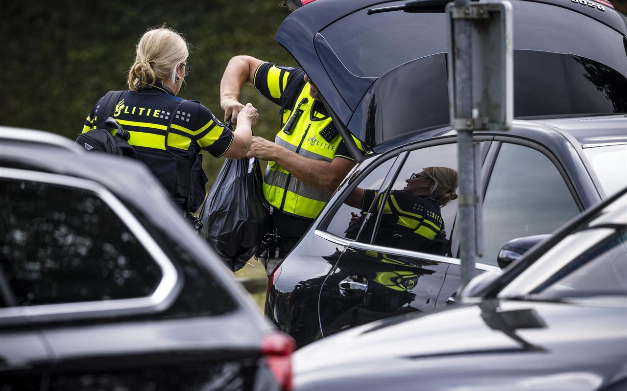 Agenten doen onderzoek bij het huis van Frits van Eerd. Agenten doen onderzoek bij het huis van Frits van Eerd.