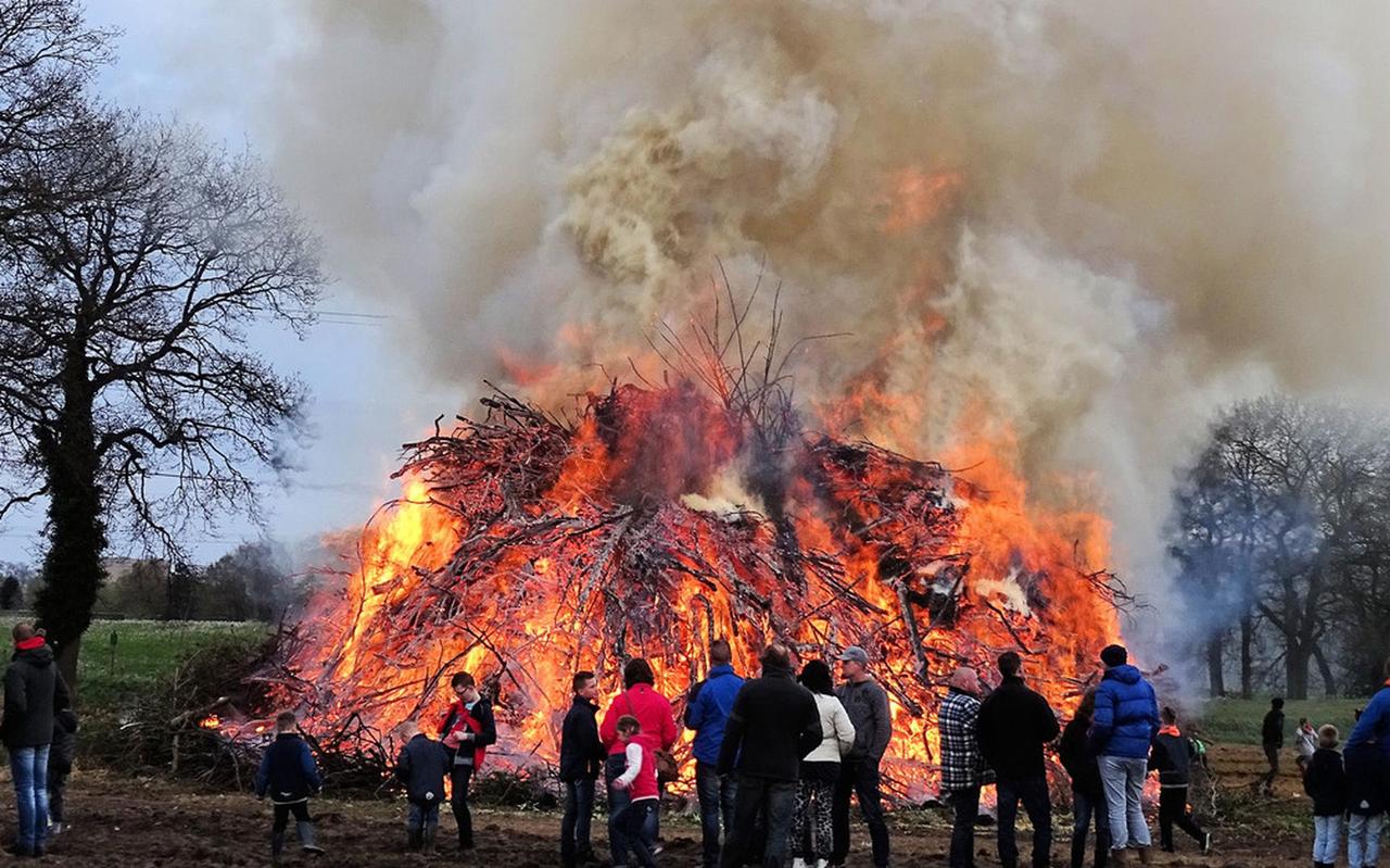 Een paasvuur bij Fluitenberg, niet ver verwijderd van nationaal park Dwingelderveld. Een paasvuur bij Fluitenberg, niet ver verwijderd van nationaal park Dwingelderveld.