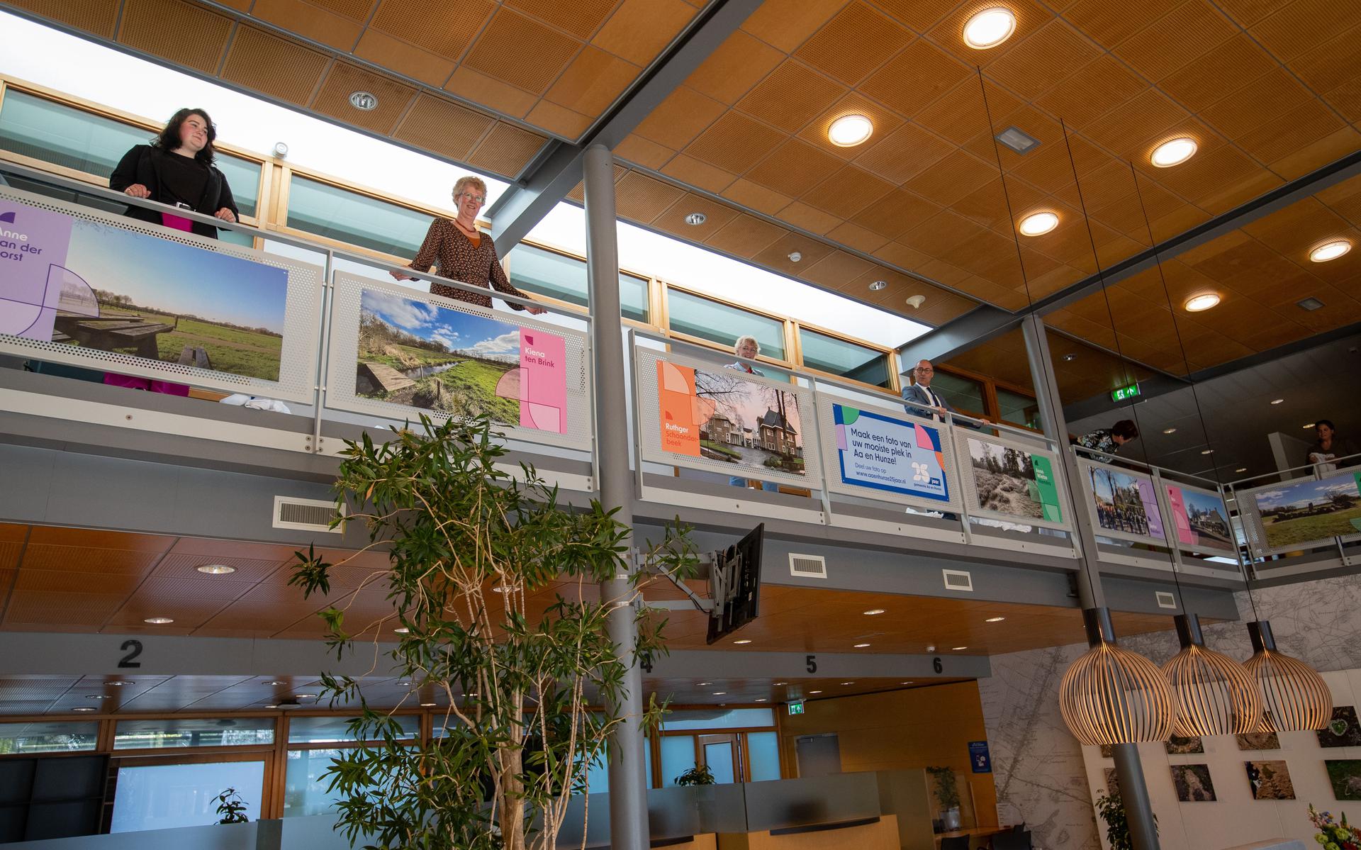 Verschillende foto's van raadsleden hangen in het gemeentehuis aan de Spiekersteeg in Gieten. 