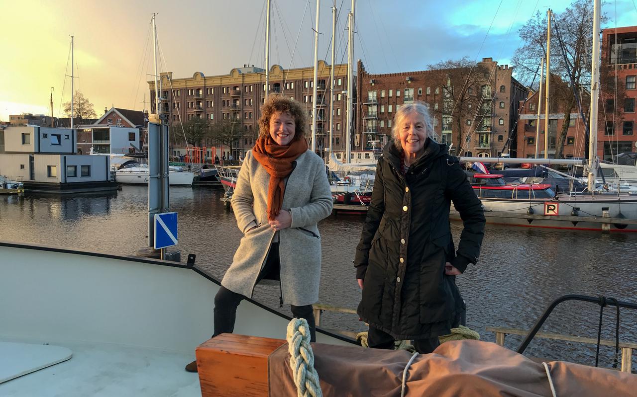 Jachthavenmeester Christa Beuker en Sasja van Brink (rechts) zijn bang voor de teloorgang van de Oosterhaven in Groningen als een groot pannenkoekschip er een vaste ligplaats krijgt.