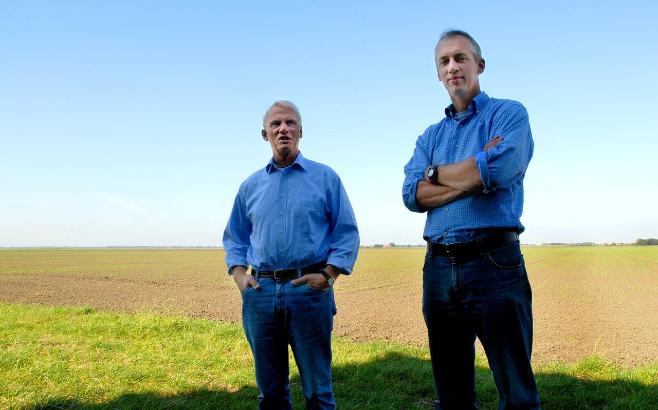 Vader Tjark en zoon Boelo Tijdens (rechts) op een van hun percelen. Boelo wil een zonnepark realiseren. Vader Tjark en zoon Boelo Tijdens (rechts) op een van hun percelen. Boelo wil een zonnepark realiseren.