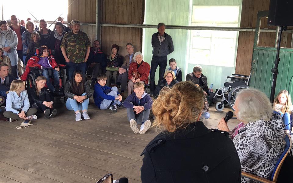 Virry de Vries Robles vertelt in Kamp Westerbork. FOTO DVHN