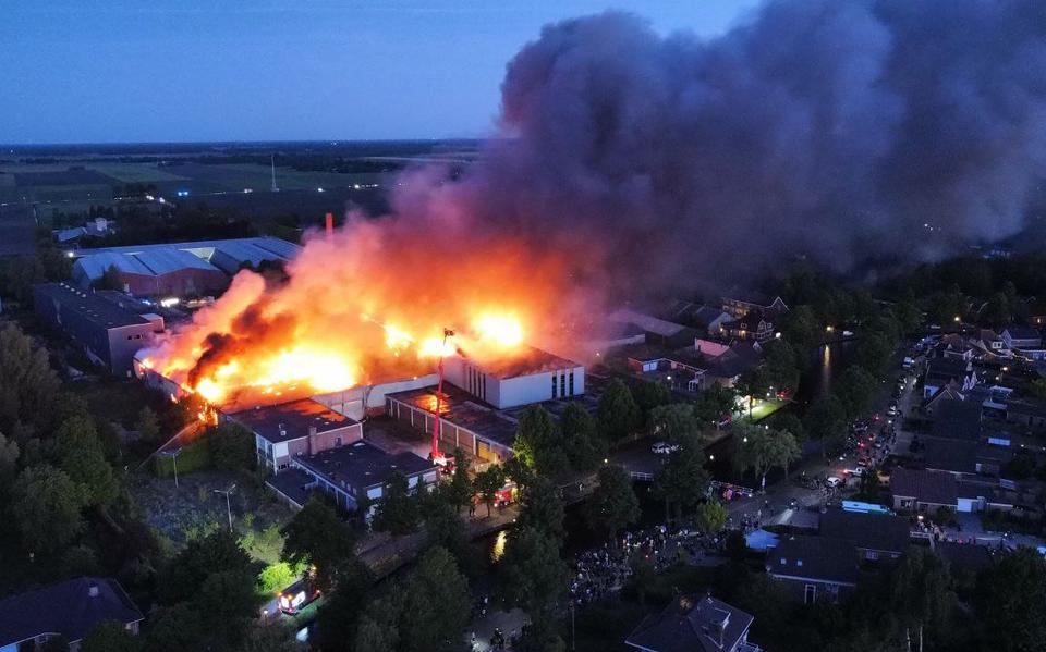 Het gaat om een uitslaande brand in een opslagloods langs het Pekelder Hoofddiep die in eigendom is van Hempflax.