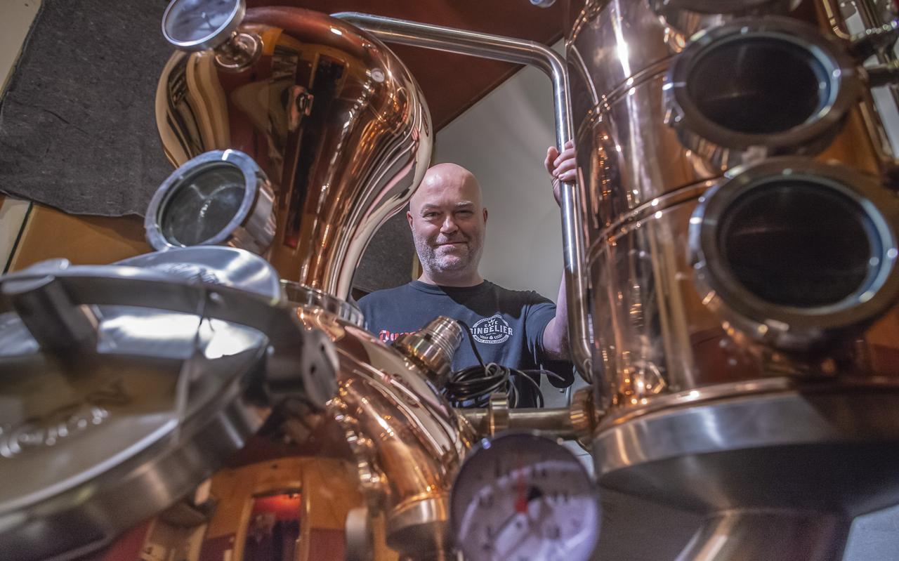 Felix Huiskes bij zijn nieuwe stookketel in de oude rookruimte in café De Singelier. Felix Huiskes bij zijn nieuwe stookketel in de oude rookruimte in café De Singelier.