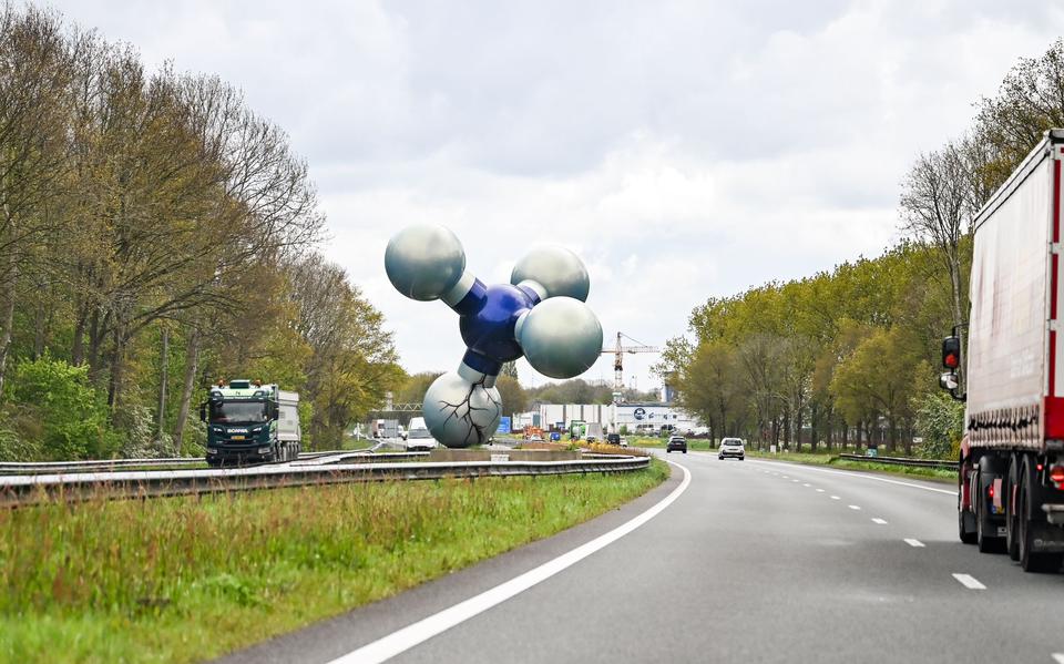 Het kunstwerk ‘gasmolecuul’ langs de A7 bij het Groningse Kolham is beklad.