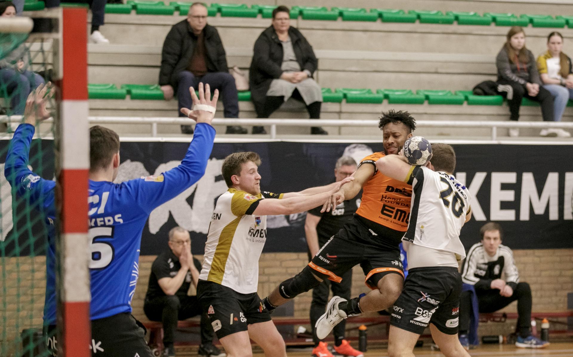 De handballers van Hurry-Up uit Zwartemeer zijn in bekerduel kansloos tegen failliet Lions. De curat