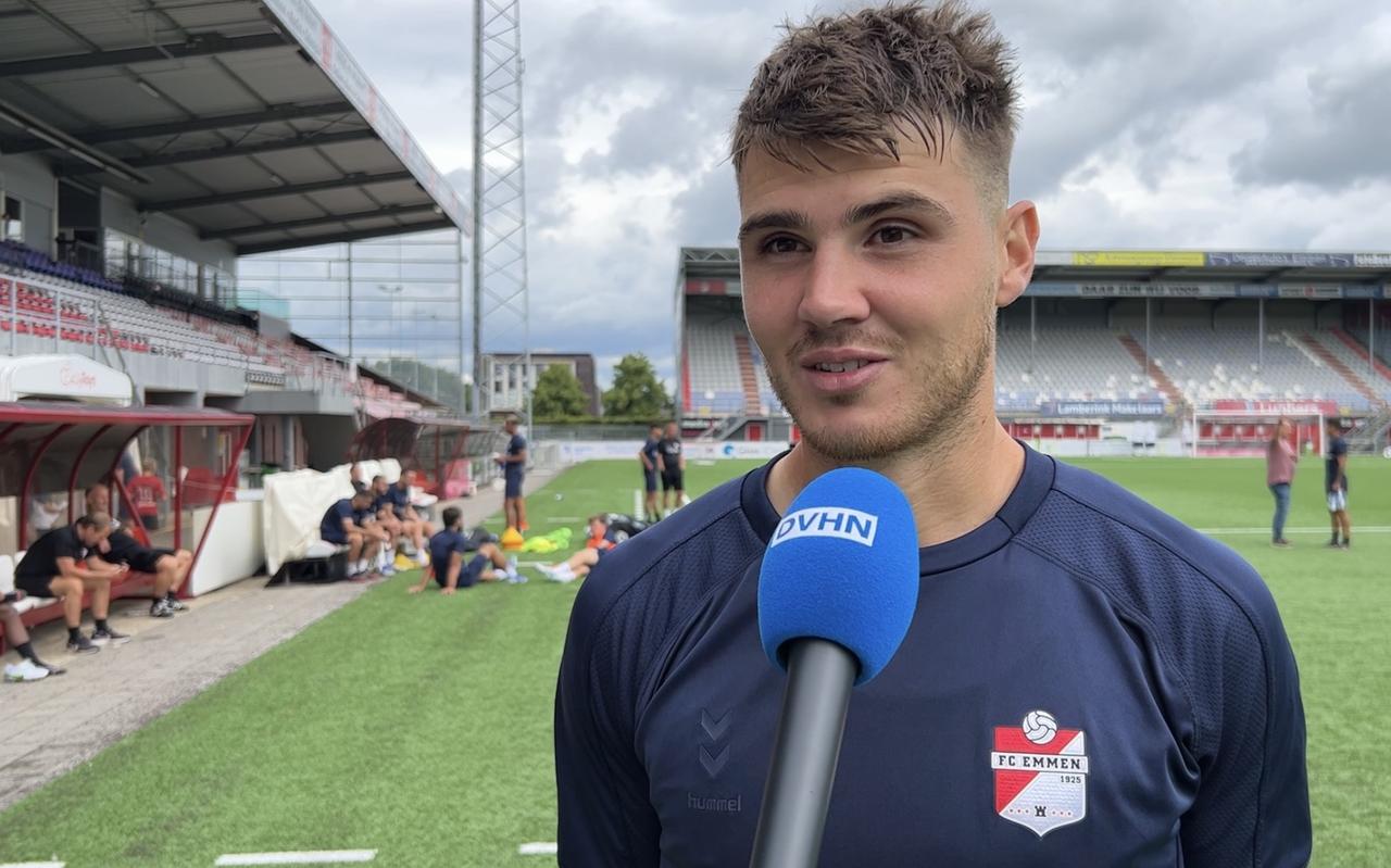 Jari Vlak van FC Emmen in gesprek met verslaggever Jonathan Ploeg van Dagblad van het Noorden. Jari Vlak van FC Emmen in gesprek met verslaggever Jonathan Ploeg van Dagblad van het Noorden.