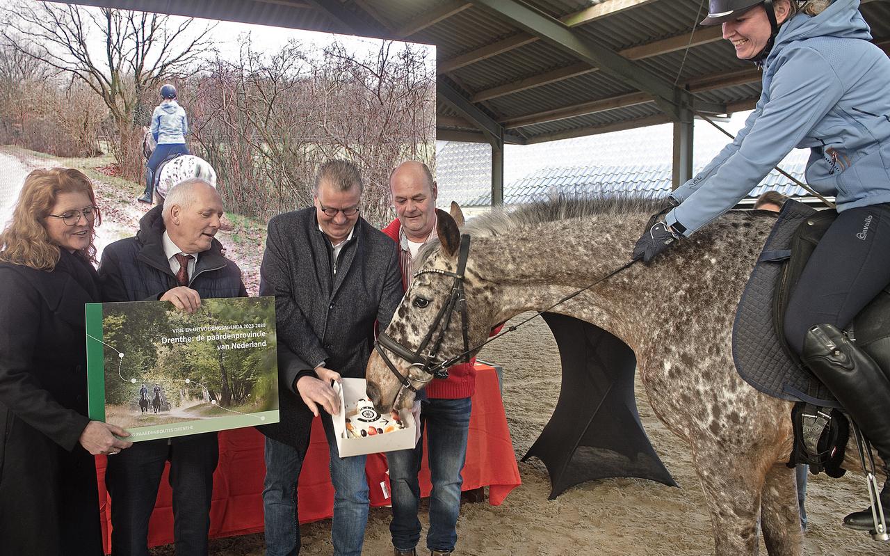 De presentatie van ideeën over meer paardentoerisme in Drenthe. V.l.n.r.: Marjolein van Tiggelen, gedeputeerde Henk Brink, Bas Luinge (Recreatieschap Drenthe), Martin Bottelier (vicevoorzitter Paardenroutes Drenthe) en manegepaard Spikkel. De presentatie van ideeën over meer paardentoerisme in Drenthe. V.l.n.r.: Marjolein van Tiggelen, gedeputeerde Henk Brink, Bas Luinge (Recreatieschap Drenthe), Martin Bottelier (vicevoorzitter Paardenroutes Drenthe) en manegepaard Spikkel.