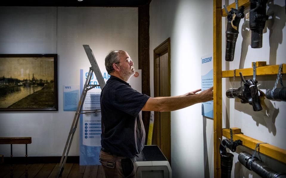 Conservator Wiecher Kerkmeijer legt de laatste hand aan ODE, een tentoonstelling over 90 jaar Scheepvaartmuseum én de toekomst van het Museum aan de A.