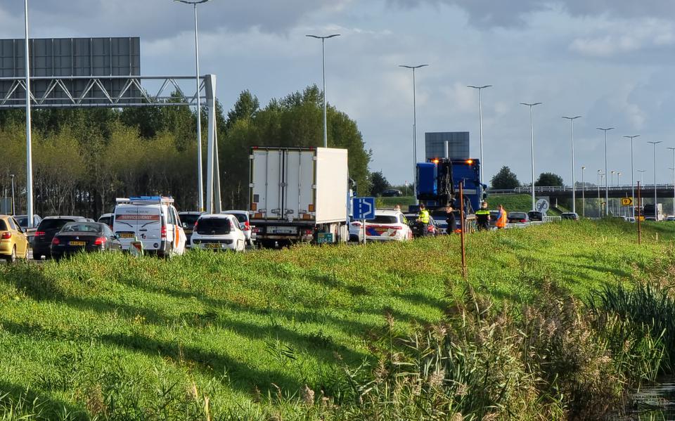 Autos en vrachtwagen betrokken bij flinke botsing op de N7 bij Groningen.