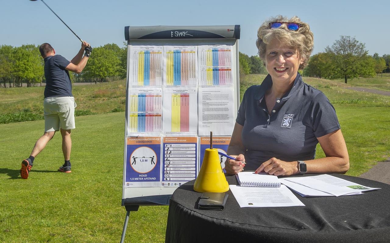 Leden van de club vangen vanaf vandaag golfers op die aan hun ronde willen beginnen, waarbij de nieuwe instructies worden doorgenomen. Links Niels van der Weerd, rechts Ellen Kroes. Leden van de club vangen vanaf vandaag golfers op die aan hun ronde willen beginnen, waarbij de nieuwe instructies worden doorgenomen. Links Niels van der Weerd, rechts Ellen Kroes.