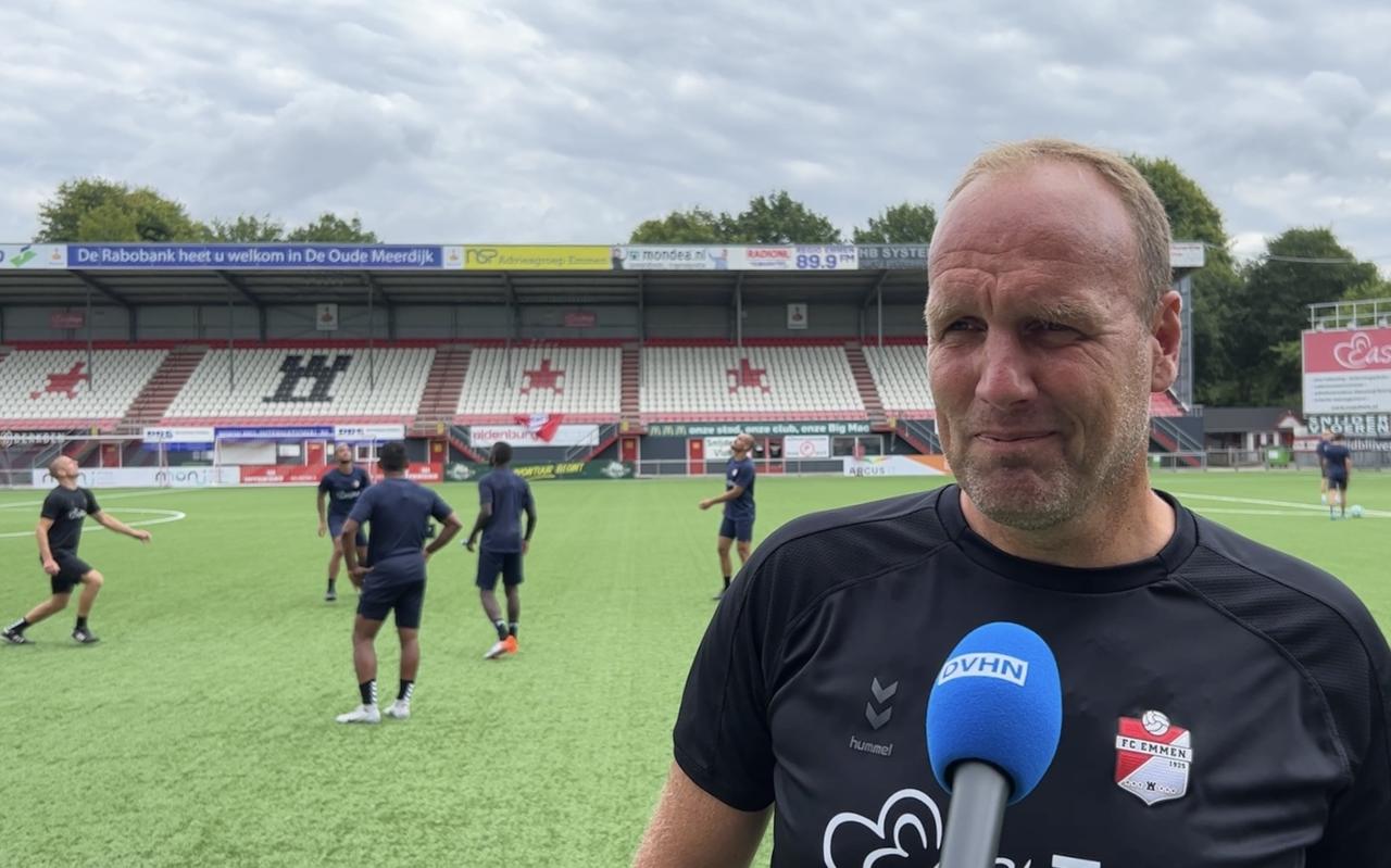 Trainer Dick Lukkien van FC Emmen in gesprek met verslaggever Jonathan Ploeg van Dagblad van het Noorden. Trainer Dick Lukkien van FC Emmen in gesprek met verslaggever Jonathan Ploeg van Dagblad van het Noorden.