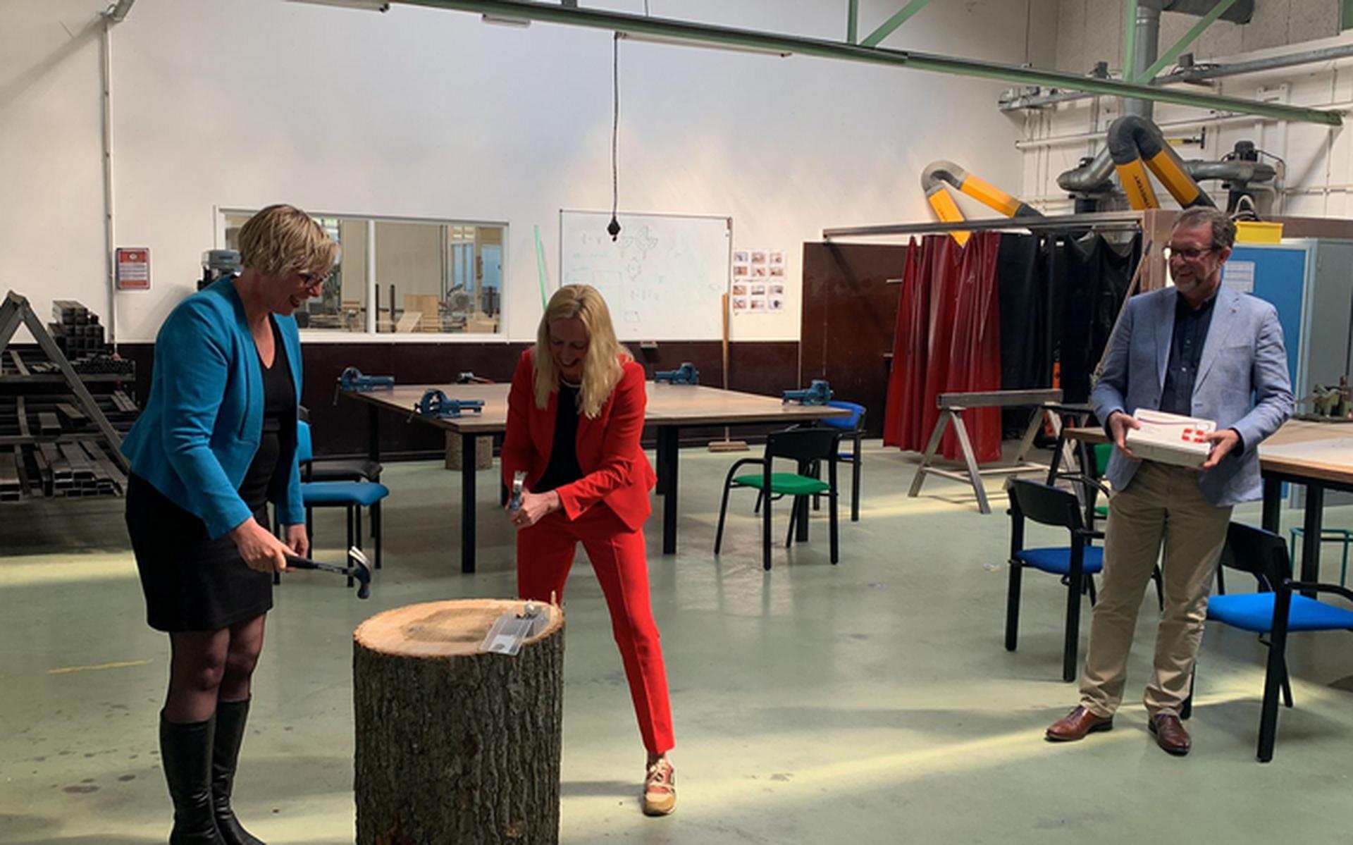 Gea Boerma en Mariëtte de Visser kopspijkeren als aftrap. Foto: Provincie Groningen