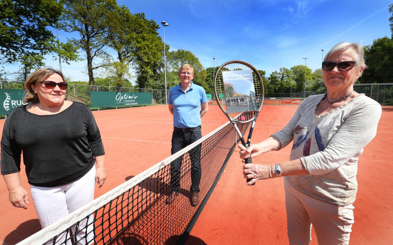 Jantje Benninga, Roel Buursma en Gerda Tinge (vlnr) vormen de jubileumcommissie van tennisvereniging Are You Ready in Vries. Ze bereiden zich nu voor op de viering van het 101-jarig bestaan in 2021. 