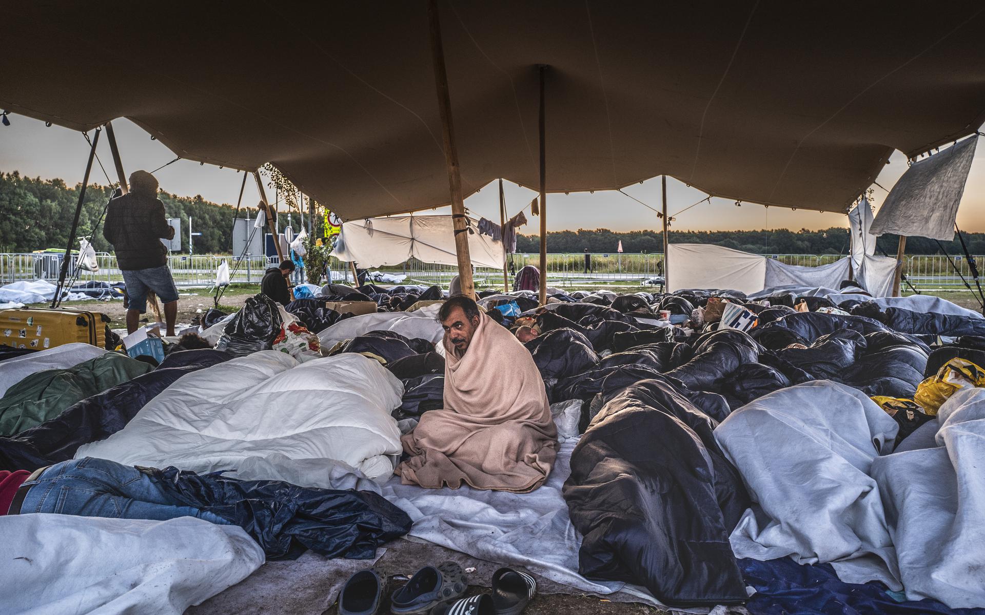Honderden asielzoekers sliepen afgelopen zomer buiten voor de poort bij het aanmeldcentrum in Ter Apel, bij gebrek aan opvangcapaciteit. Binnenkort worden de eerste buitenslapers hier weer verwacht. 