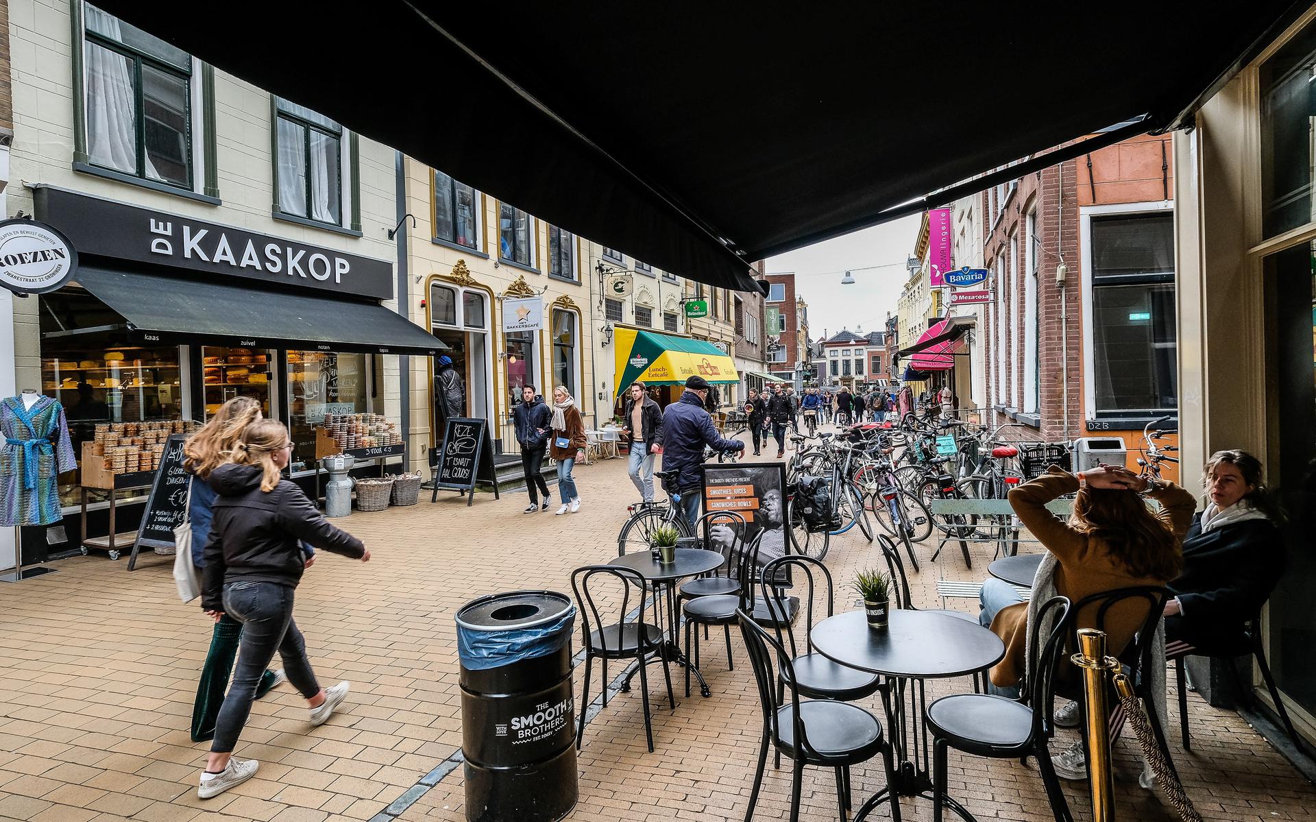 Horeca-dagzaken rukken op in de winkelstraten in de Groningse binnenstad: onderzoekers waarschuwen de gemeente dat de balans niet te veel mag doorslaan.