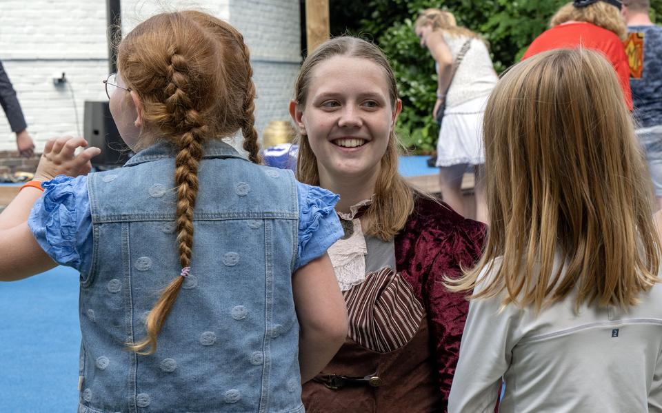 Britt Kalsbeek vermaakt kinderen op camping De Berenkuil