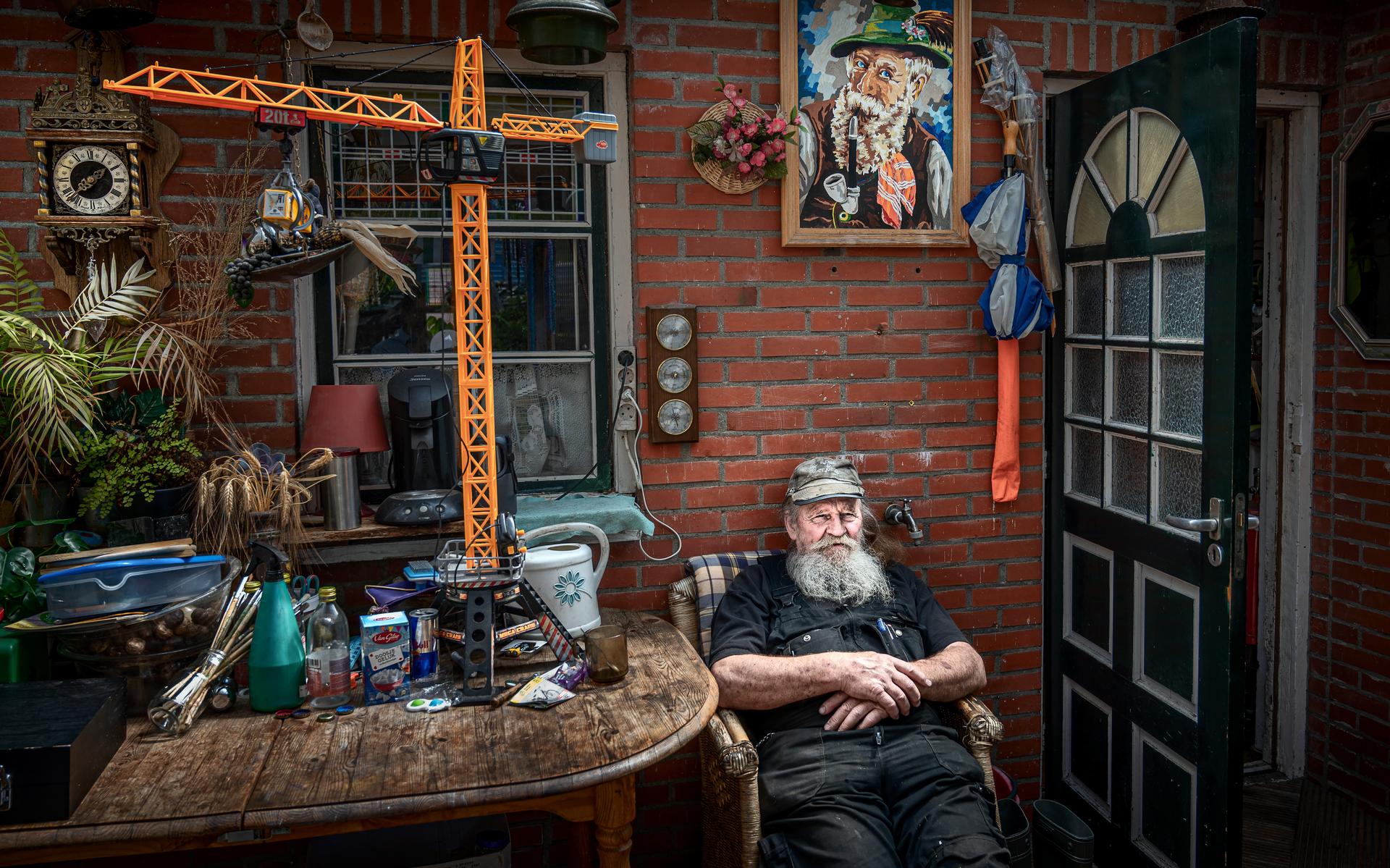 Een sprookjeshuis in Houwerzijl. Leutje Jan (72) verstopte zijn huis onder een deken van bladeren