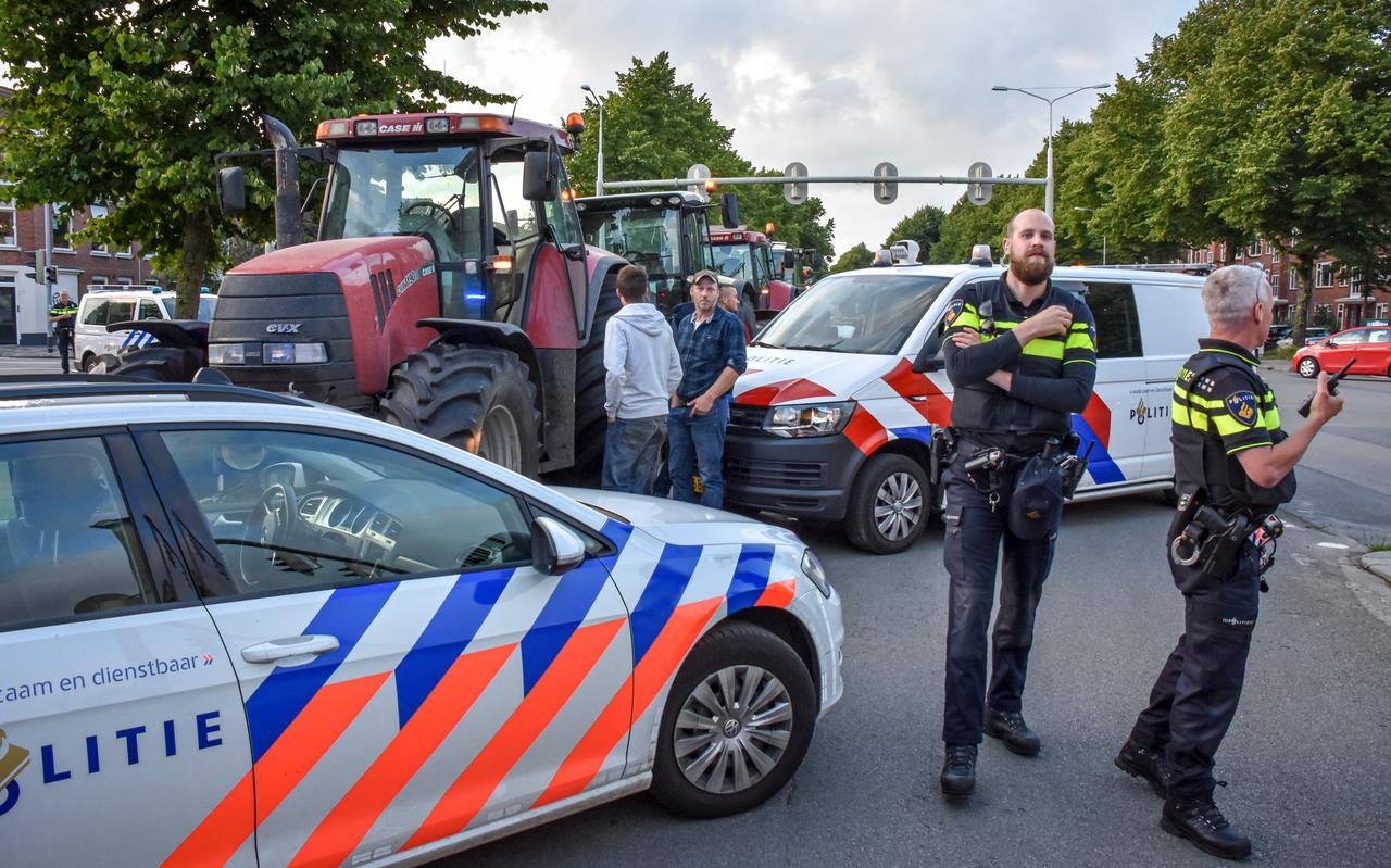 De politie blokkeert boeren die onderweg waren naar het provinciehuis. De boerenprotestgroep Farmer Defence Force riep boeren op om actie te voeren tegen voermaatregelen van minister Carola Schouten (Landbouw). De politie blokkeert boeren die onderweg waren naar het provinciehuis. De boerenprotestgroep Farmer Defence Force riep boeren op om actie te voeren tegen voermaatregelen van minister Carola Schouten (Landbouw).