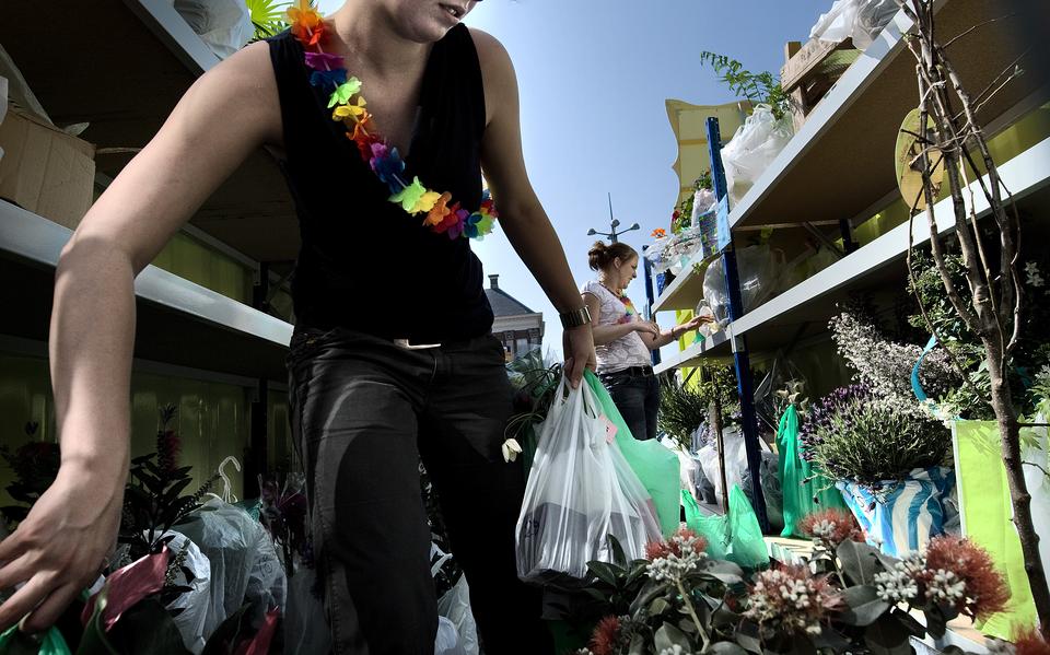 De Bloemetjesmarkt is terug van weggeweest. Het evenement trekt jaarlijks duizenden bezoekers. Dit is een archieffoto uit 2009.