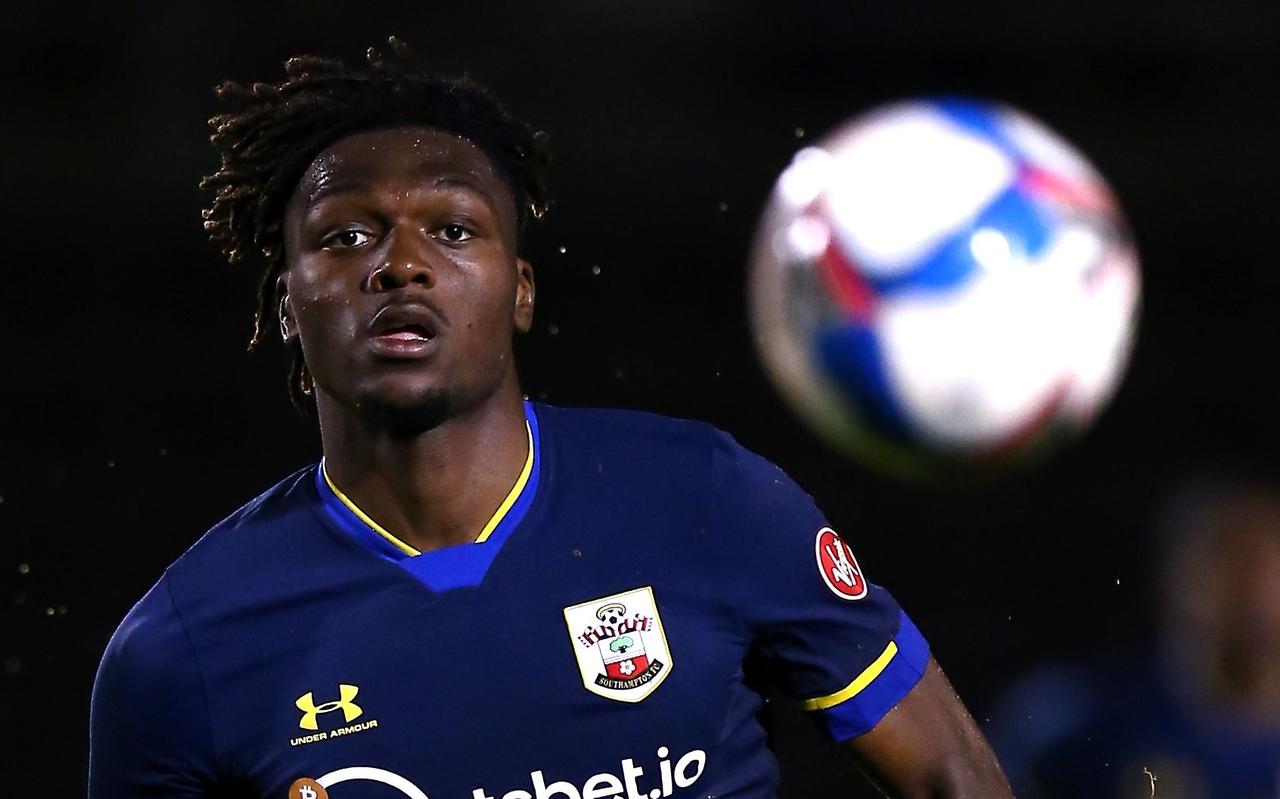 Allan Tchaptchet in het shirt van Southampton. De Fransman was eind december drie dagen op proef bij FC Emmen. Allan Tchaptchet in het shirt van Southampton. De Fransman was eind december drie dagen op proef bij FC Emmen.