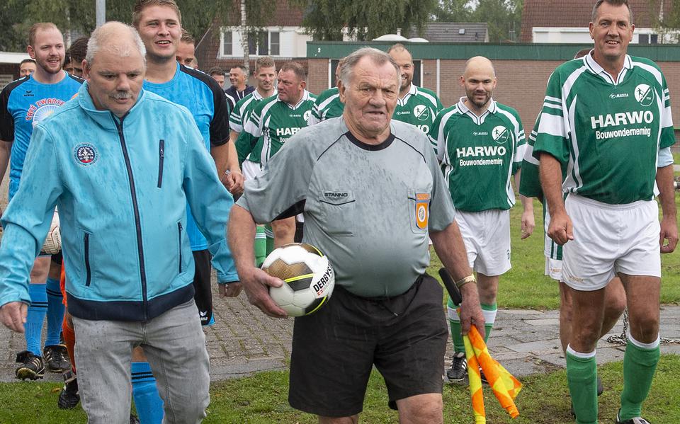 Bé Wever betreedt op zijn 82ste verjaardag het veld van Zwartemeerse Boys voor zijn afscheidswedstrijd als arbiter.