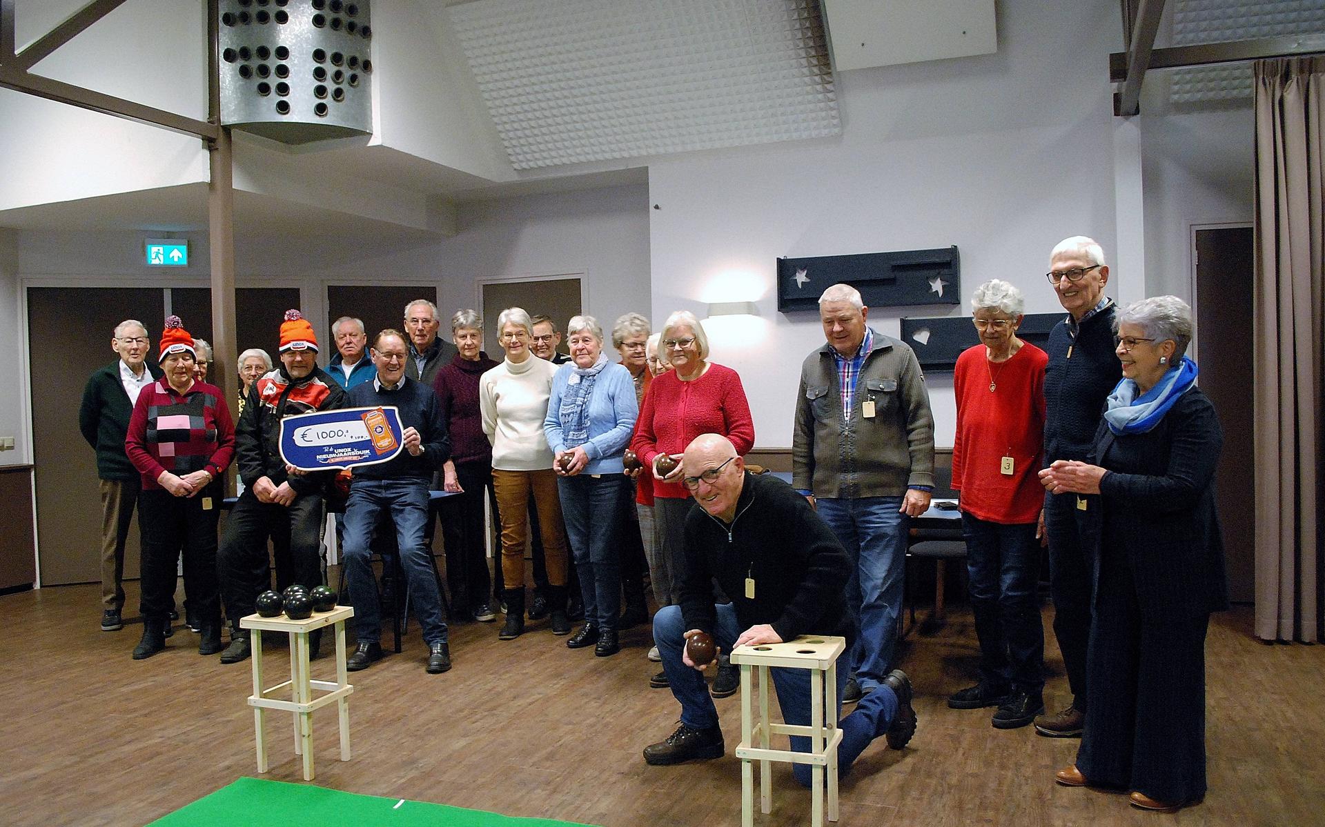 Blije gezichten in de Havezate in de Wijk, waar de koersbalgroep duizend euro tegemoet kan zien voor een nieuwe speelmat.
