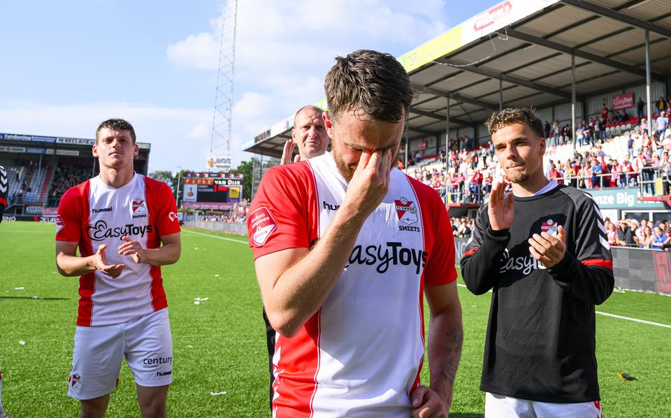 Tranen bij FC Emmen-speler Jorrit Smeets na zijn laatste wedstrijd als profvoetballer.