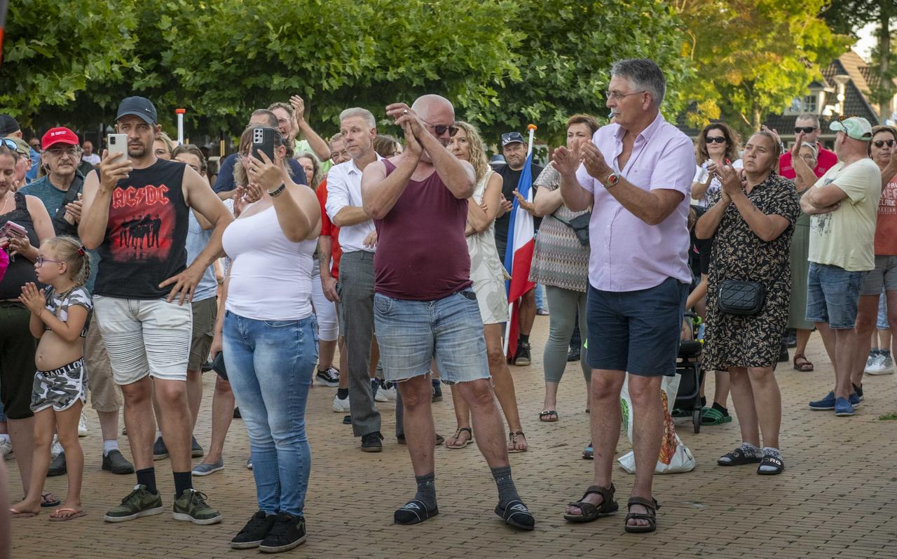 Burgemeesters besluiten zonder democratisch toezicht over kwesties als in Ter Apel. Door burgers gekozen gemeenteraden staan buitenspel. Bewoners demonstreerden donderdag tegen de overlast veroorzaakt door het aanmeldcentrum voor asielzoekers in Ter Apel. Burgemeesters besluiten zonder democratisch toezicht over kwesties als in Ter Apel. Door burgers gekozen gemeenteraden staan buitenspel. Bewoners demonstreerden donderdag tegen de overlast veroorzaakt door het aanmeldcentrum voor asielzoekers in Ter Apel.