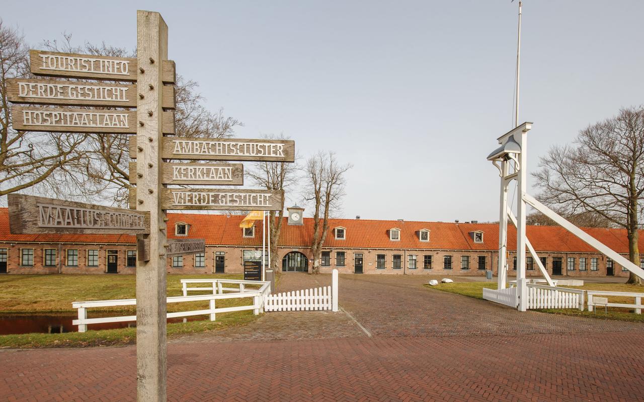 De wegwijzer voor het Gevangenismuseum in Veenhuizen wijst op alle mogelijkheden in het dorp. De wegwijzer voor het Gevangenismuseum in Veenhuizen wijst op alle mogelijkheden in het dorp.