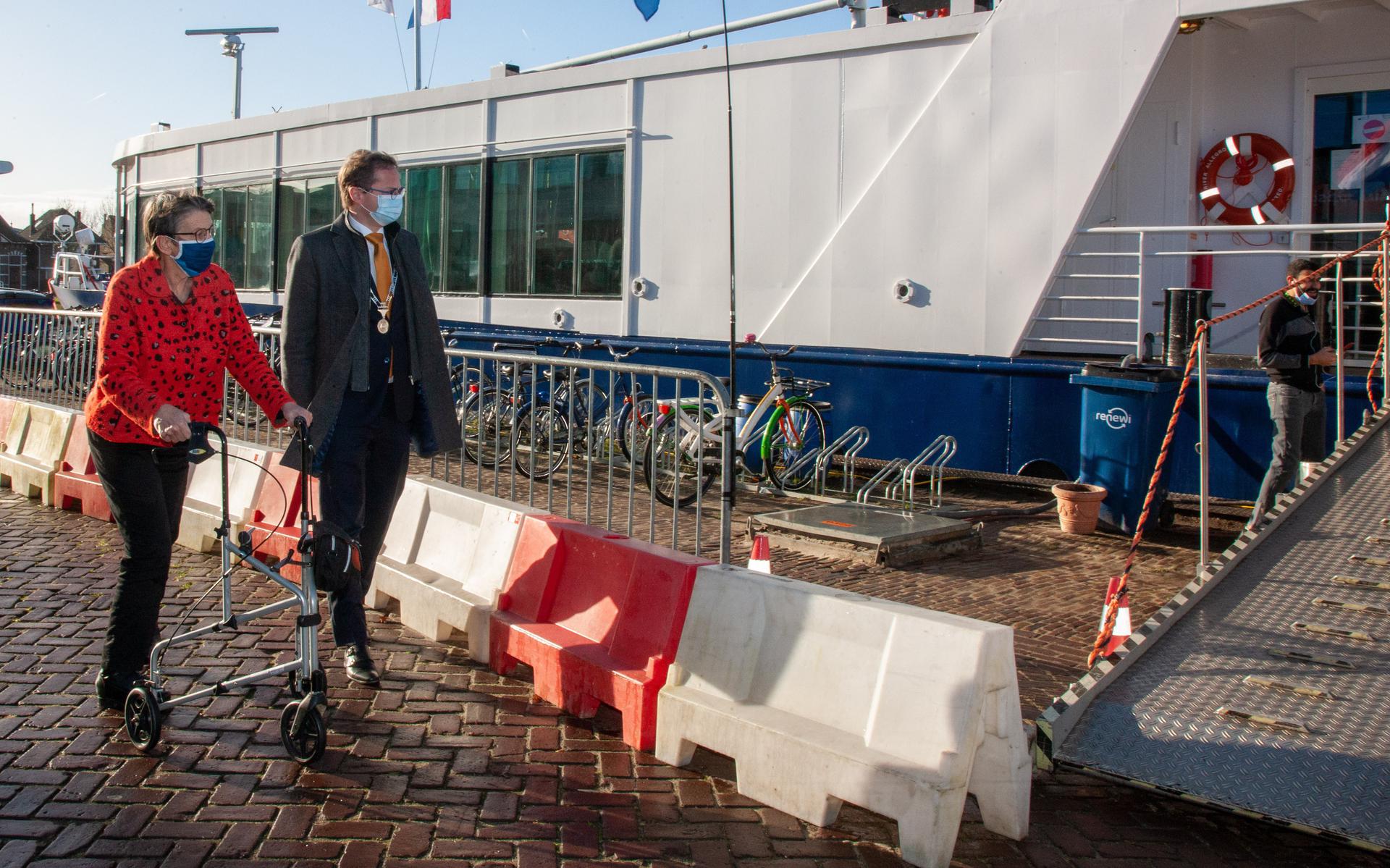 Jetta Klijnsma bracht vorig jaar een bezoek aan de asielboot in Meppel.