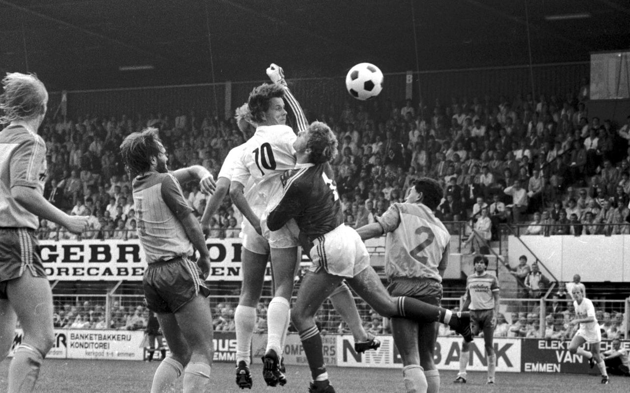 FC Emmen-spits Ted Venema (10) in duel met doelman René Stam van FC Den Haag. Naast hem Martin Jol (4) en Edwin Purvis (2). Venema zou als prof ook nog uitkomen voor ons bedrijfselftal van café De Brasserie, waar hij de 1-1 scoorde tegen Oosting-WKE.