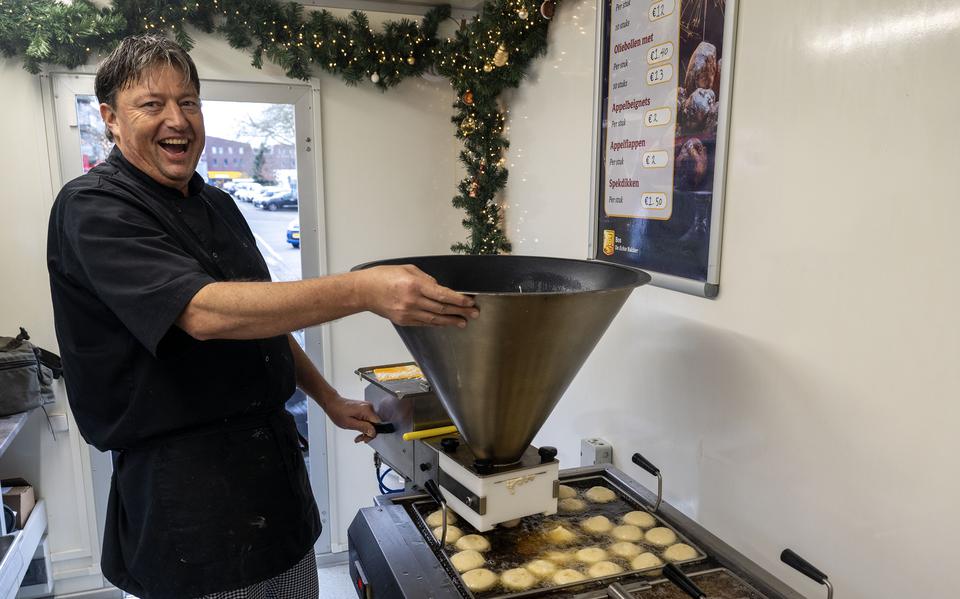 Wim Nijenmanting, eigenaar van bakkerij Bos in Klazienaveen, bakt volgens Oliebollentestonline de lekkerste oliebollen van Drenthe. 