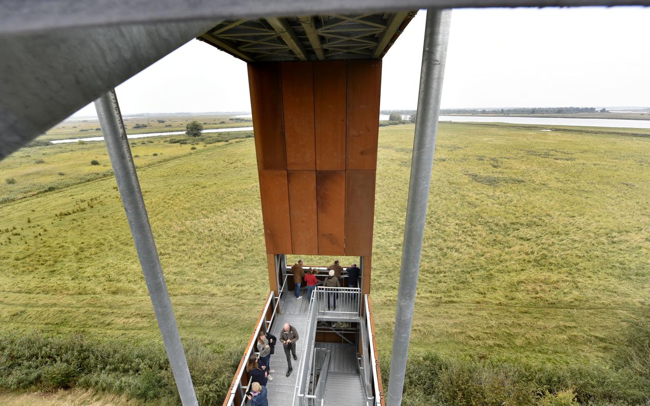 De nieuwe uitkijktoren in het Lauwersmeergebied. 