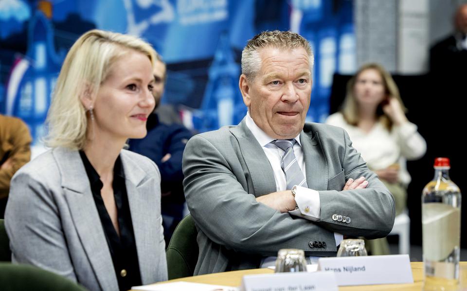 Hans Nijland, in een nieuw pak, wacht gespannen de uitslag van de verkiezing af. Naast hem kandidate Jeanet van der Laan.