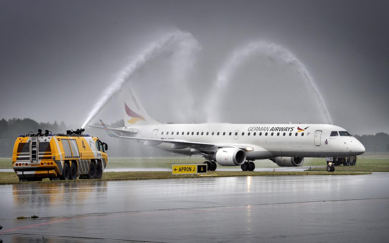 Het toestel van German Airways landt voor de eerste keer op Eelde, de luchthavenbrandweer verwelkomt het met de traditionele waterboog. Het toestel van German Airways landt voor de eerste keer op Eelde, de luchthavenbrandweer verwelkomt het met de traditionele waterboog.