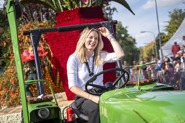 Willemijn (30) is de eerste vrouwelijke tractorchauffeur van Bloemencorso Eelde - Dagblad van het Noorden