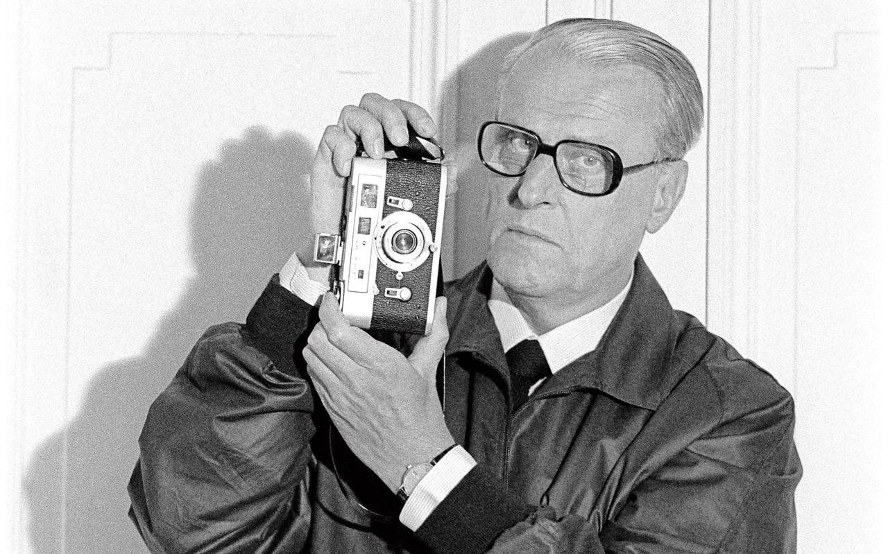 Willem Frederik Hermans portretteert zichzelf met zijn Leica-camera in 1981.