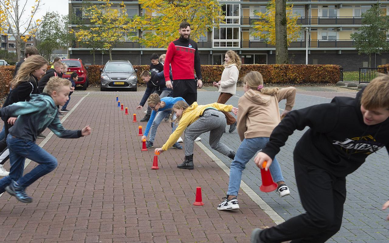 Sportcoach Yorick van Gelder geeft extra les in beweging op het schoolplein bij basisschool Sprinkels. Een interventie betaalt met NPO-geld. Sportcoach Yorick van Gelder geeft extra les in beweging op het schoolplein bij basisschool Sprinkels. Een interventie betaalt met NPO-geld.