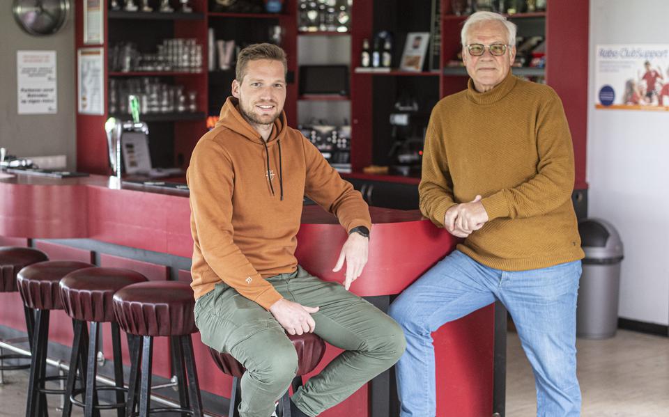 Vader Jacob en zoon Kevin Veld, het kloppend (technisch) hart van Drieborg voor de bar van de voormalige bioscoop uit Winschoten. 