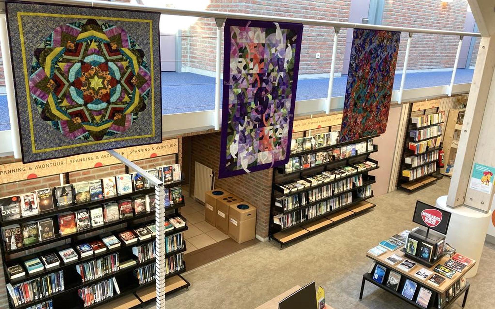 Grote quilts in de bibliotheek van Leens. Eigen foto