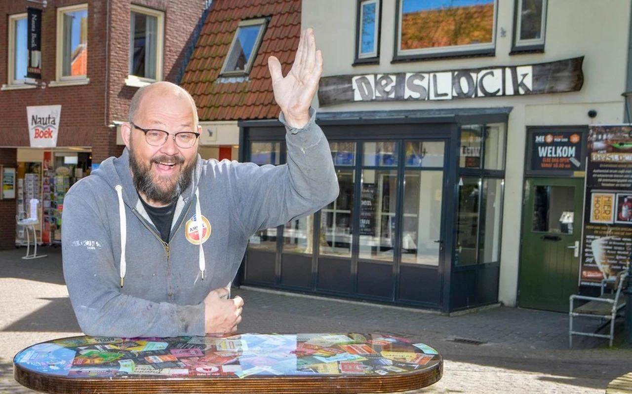 Heino Huizing voor zijn café De Slock op Texel. Heino Huizing voor zijn café De Slock op Texel.